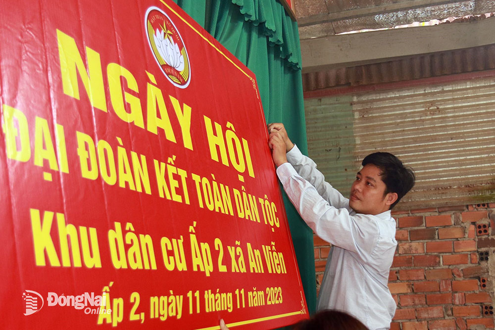 Anh Đinh Xuân Thảo (xã An Viễn, H.Trảng Bom) giúp người dân chuẩn bị Ngày hội Đại đoàn kết toàn dân tộc năm 2023. Ảnh: S.Thao