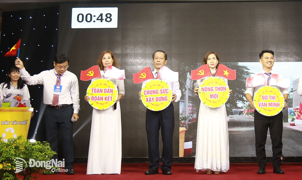 Ông Nguyễn Thái Học (giữa) tham gia liên hoan Ấp, khu phố văn hóa tiêu biểu xuất sắc tỉnh năm 2023, diễn ra ngày 25-11. Ảnh: S.Thao