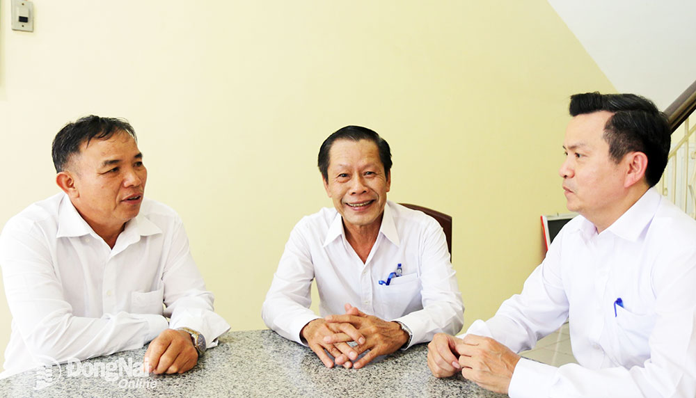 Ông Nguyễn Thái Học (giữa) trao đổi cùng những người làm công tác Mặt trận