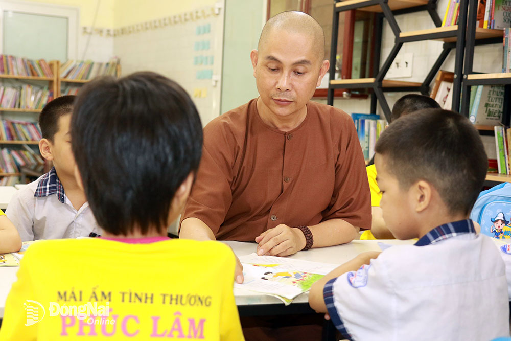 Ông Nguyễn Văn Lâm, quản lý Mái ấm tình thương Phúc Lâm kèm con học tại nhà