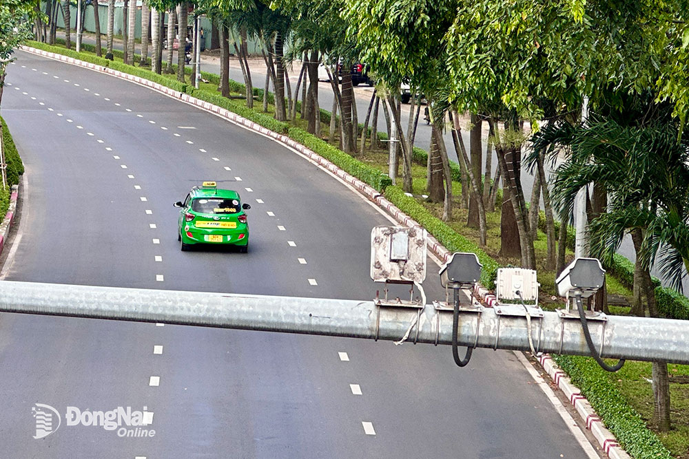 Camera giám sát giao thông được bố trí trên đường Nguyễn Ái Quốc đoạn qua P.Quang Vinh (TP.Biên Hòa). Ảnh: Đ.Tùng
