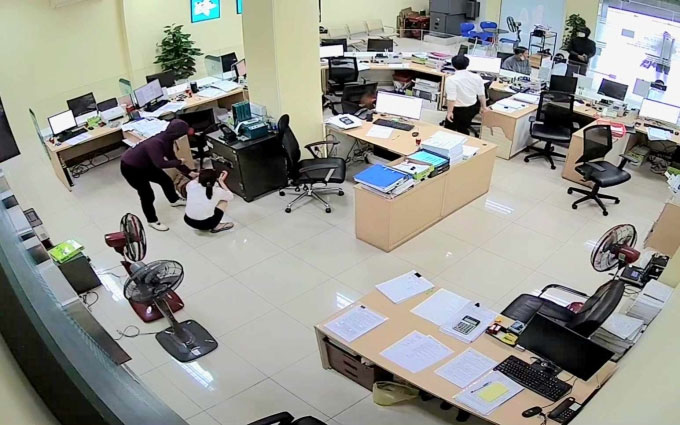 Vụ án 2 nghi phạm nổ súng cướp Ngân hàng TMCP Đầu tư và phát triển Việt Nam (BIDV) chi nhánh Q.Ngũ Hành Sơn (TP.Đà Nẵng) vào chiều 22-11. Ảnh: camera an ninh
