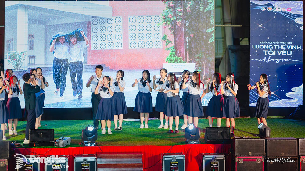 Một tiết mục văn nghệ chào mừng Ngày Nhà giáo Việt Nam 20-11 của học sinh Trường THPT chuyên Lương Thế Vinh