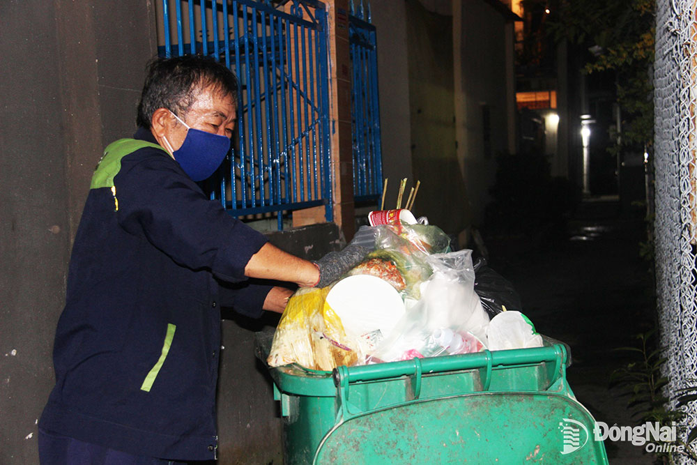 Nhân viên Công ty CP Môi trường Sonadezi thu gom rác tại TP.Biên Hòa. Ảnh: Trần Danh