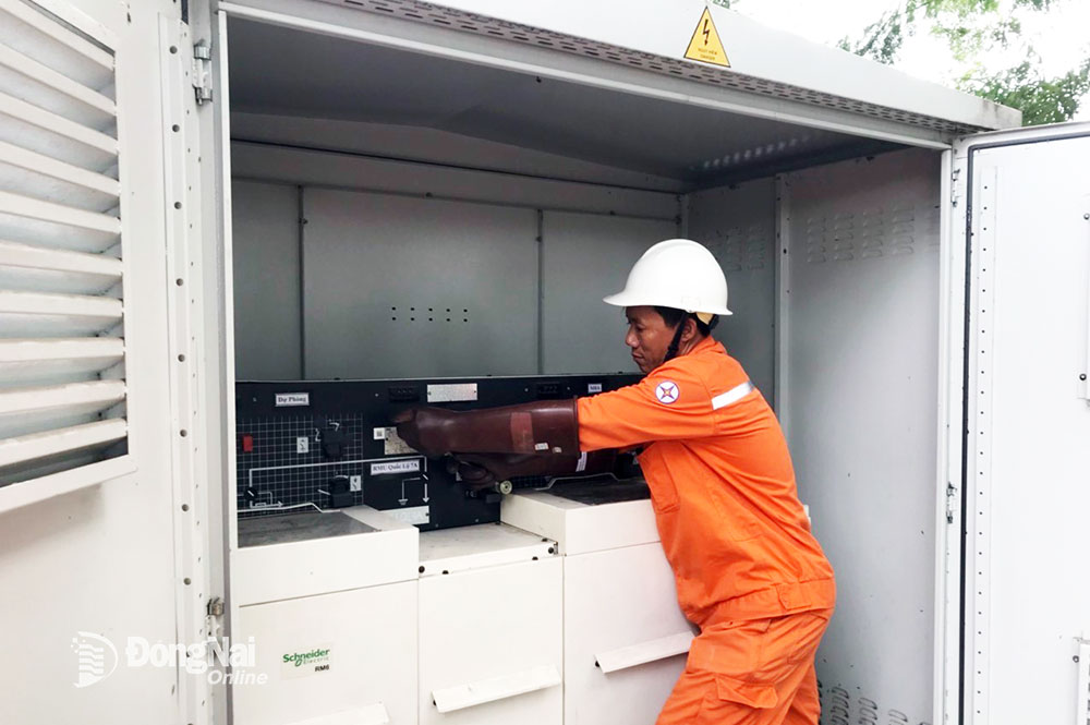 Nhân viên Điện lực Biên Hòa bảo trì tủ điện cáp ngầm. Ảnh: K.Liễu