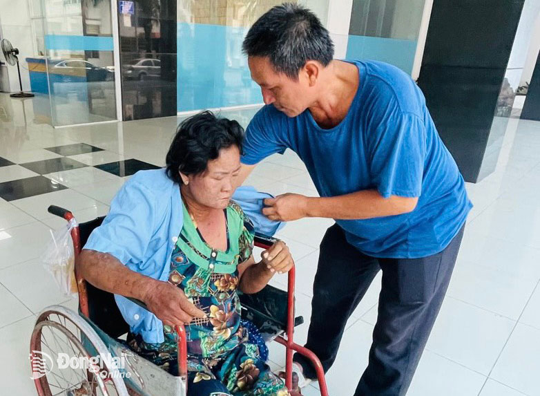 Cứ cách ngày, bà Đoàn Thị Mỹ Tiên được chồng đưa đến Bệnh viện Đa khoa Thống Nhất (TP.Biên Hòa) để chạy thận nhân tạo. Ảnh: Phương Liễu