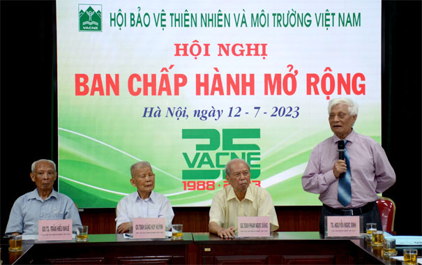 TS Nguyễn Ngọc Sinh (bìa phải) tại hội nghị của Ban chấp hành Trung ương Hội Bảo vệ thiên nhiên và môi trường Việt Nam