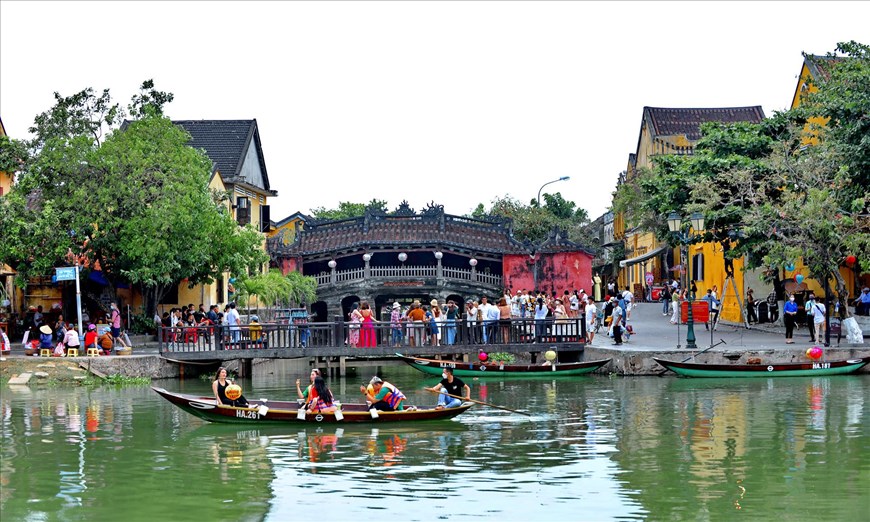 Tourists indulge in boating along the Hoai River. Situated on the lower stretch of the Thu Bon River in the central coastal province of Quang Nam, Hoi An stands out as the sole Southeast Asian port and market in Vietnam and is quite rare in the world, preserving nearly 1,360 architectural relics that remain untouched, such as streets, houses, pagodas, shrines, ancient wells, and tombs. 

