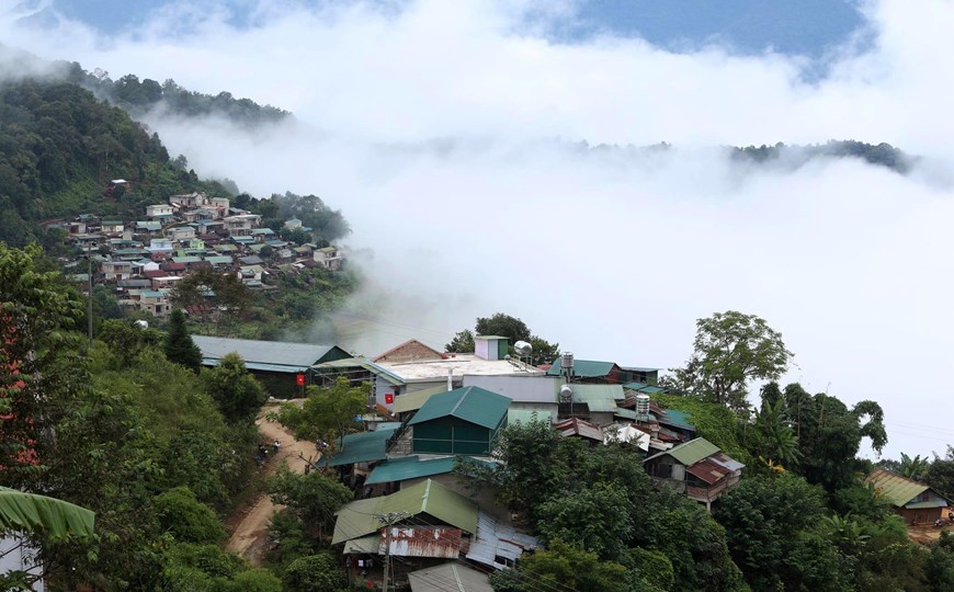 Ka Lang is a border commune in Muong Te district in the northern mountainous province of Lai Chau boasting majestic natural landscapes and is an ideal “cloud hunting” spot for tourists. 