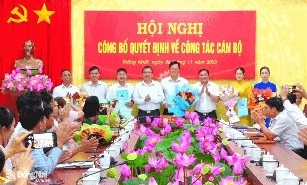 Các đồng chí lãnh đạo huyện Thống Nhất trao quyết định và chụp hình lưu niệm cùng các đồng chí được điều động