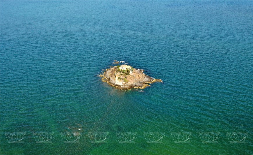 Not far from Nghinh Phong Cape is Hon Ba Island, a small island surrounded by crystal-clear water. At low tide, a pathway emerges, connecting Hon Ba to the mainland. 

