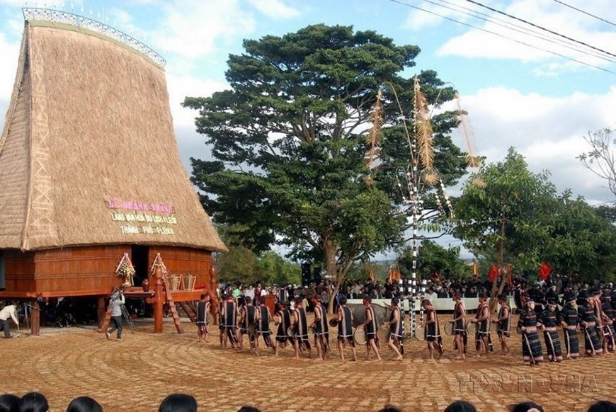 On November 25, 2005, the Space of Gong Culture in the Central Highlands was recognised by UNESCO as a Masterpiece of Oral and Intangible Cultural Heritage of Humanity. In November 2008, UNESCO added the Space of Gong Culture in the Central Highlands to the list of the Intangible Cultural Heritage of Humanity. 