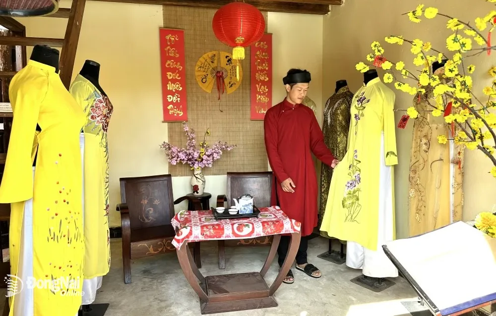 Trang phục áo dài trong dịp lễ, tết, sự kiện trang trọng của người phụ nữ Việt Nam