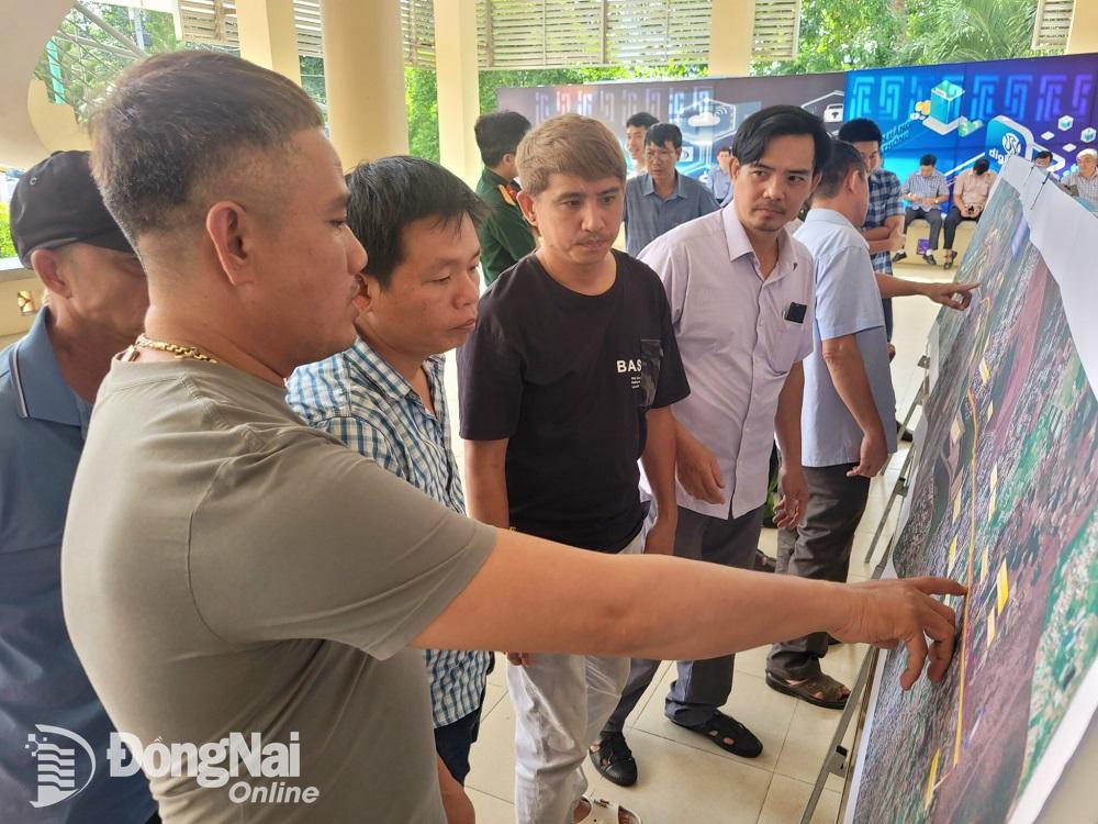 Người dân tìm hiểu thông tin về phạm vi thu hồi đất để thực hiện dự án cao tốc Biên Hòa - Vũng Tàu. Ảnh: Phạm Tùng  