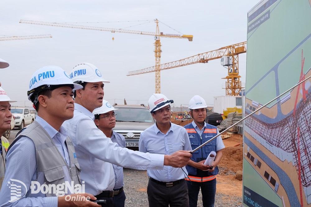 Đoàn công tác của Hội đồng kiểm tra nhà nước kiểm tra thực tế công tác thi công dự án sân bay Long Thành giai đoạn 1. Ảnh ACV