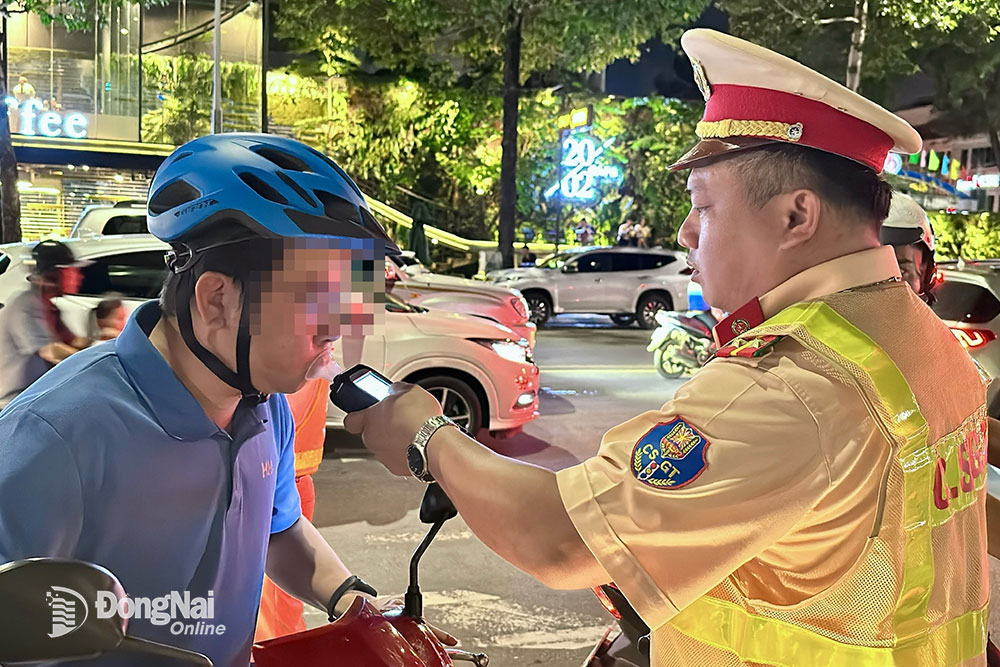 Lực lượng cảnh sát giao thông kiểm tra nồng độ cồn người tham gia giao thông tại TP.Biên Hòa. Ảnh: Đăng Tùng
