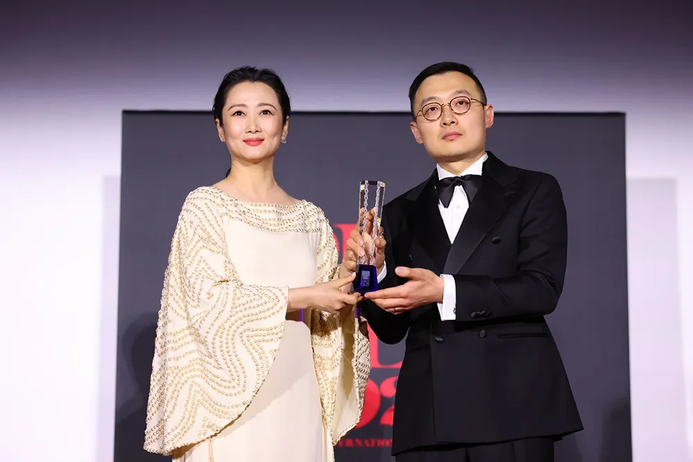 Diễn viên Triệu Đào – thành viên BGK trao giải cho đạo diễn Cao Bằng (phim A Long Shot) - Ảnh: TIFF