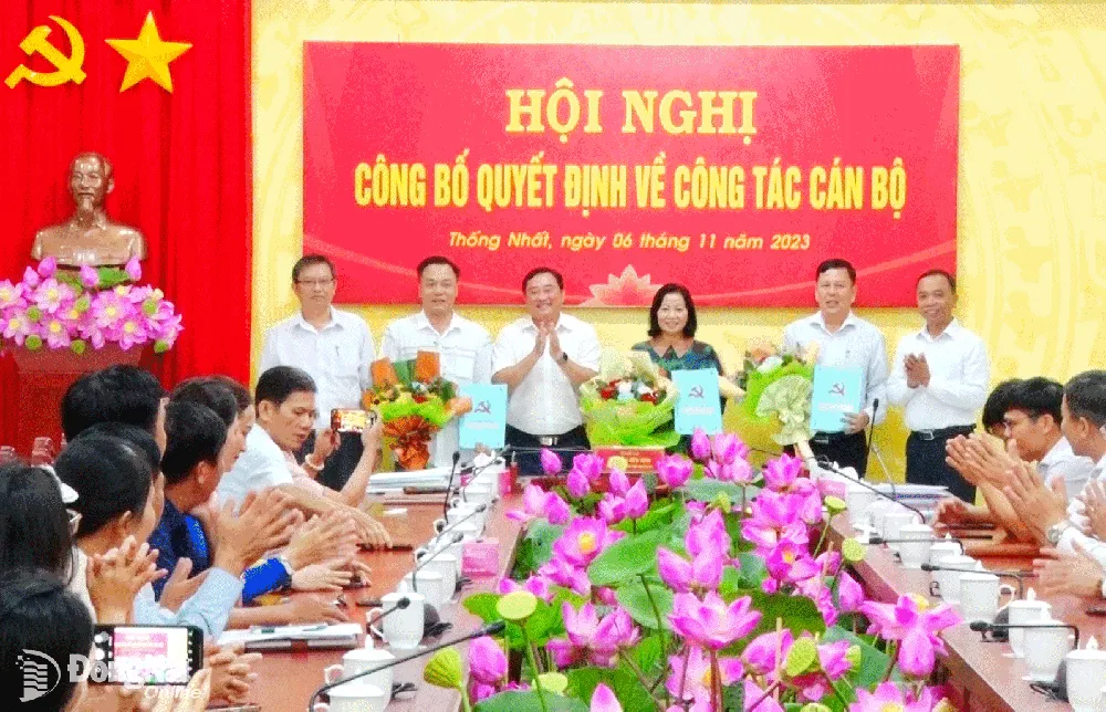 Lãnh đạo huyện Thống Nhất trao quyết định và tặng hoa cho các đồng chí được bổ nhiệm, chuẩn y.