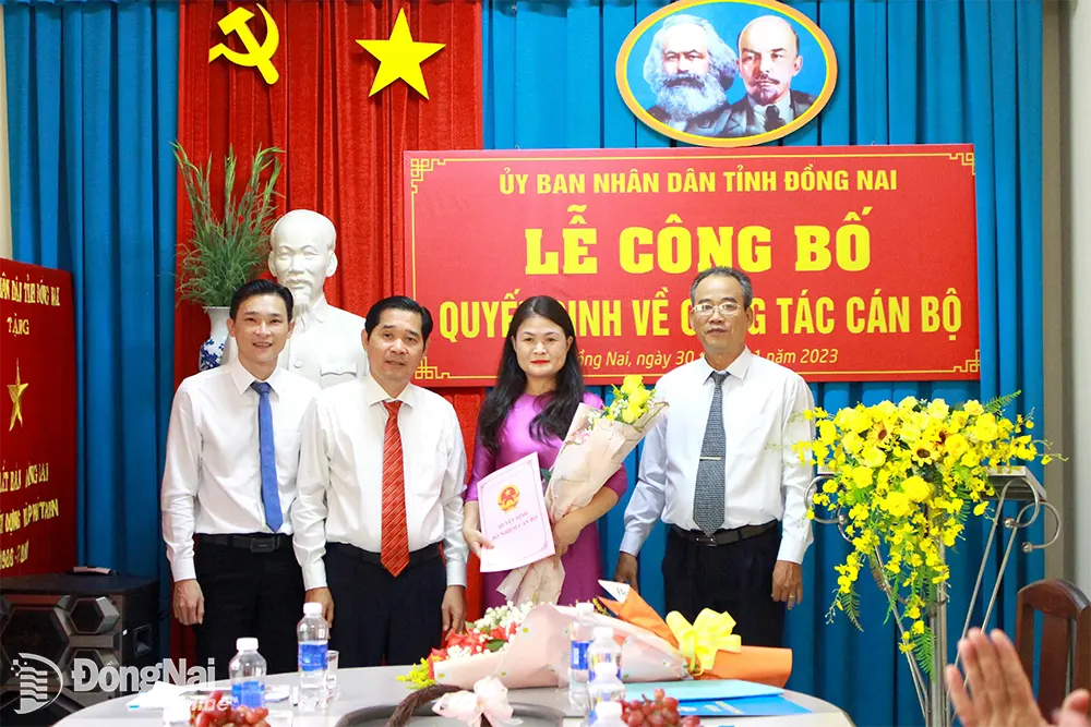 Giám đốc Sở Nội vụ Trần Quang Tú trao quyết định bổ nhiệm lại cho đồng chí Bùi Thị Lâm Ngọc