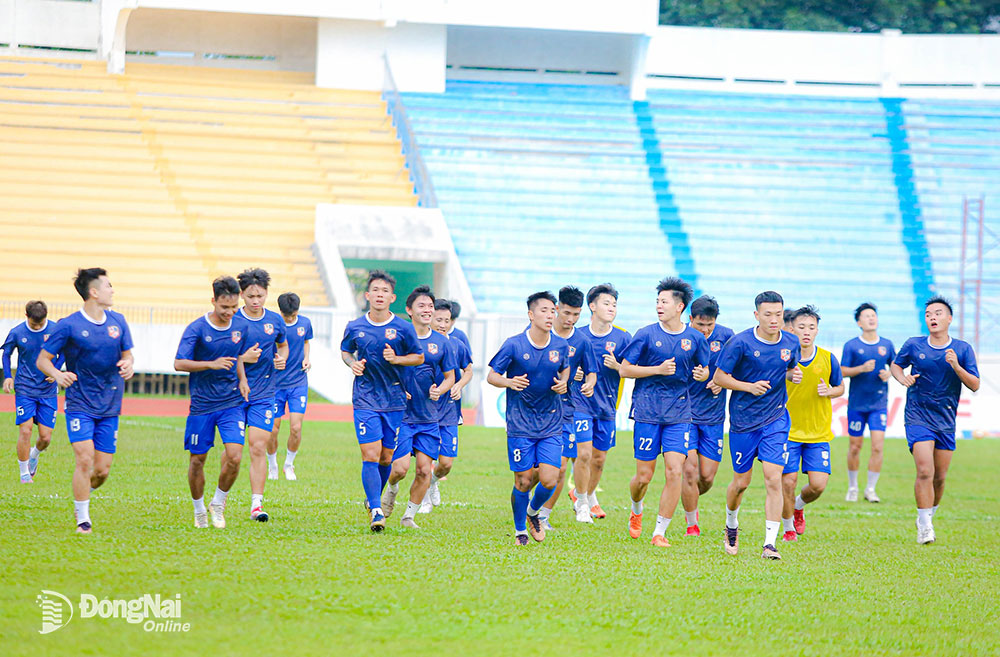 Các cầu thủ Đồng Nai tập luyện trên sân vận động Đồng Nai