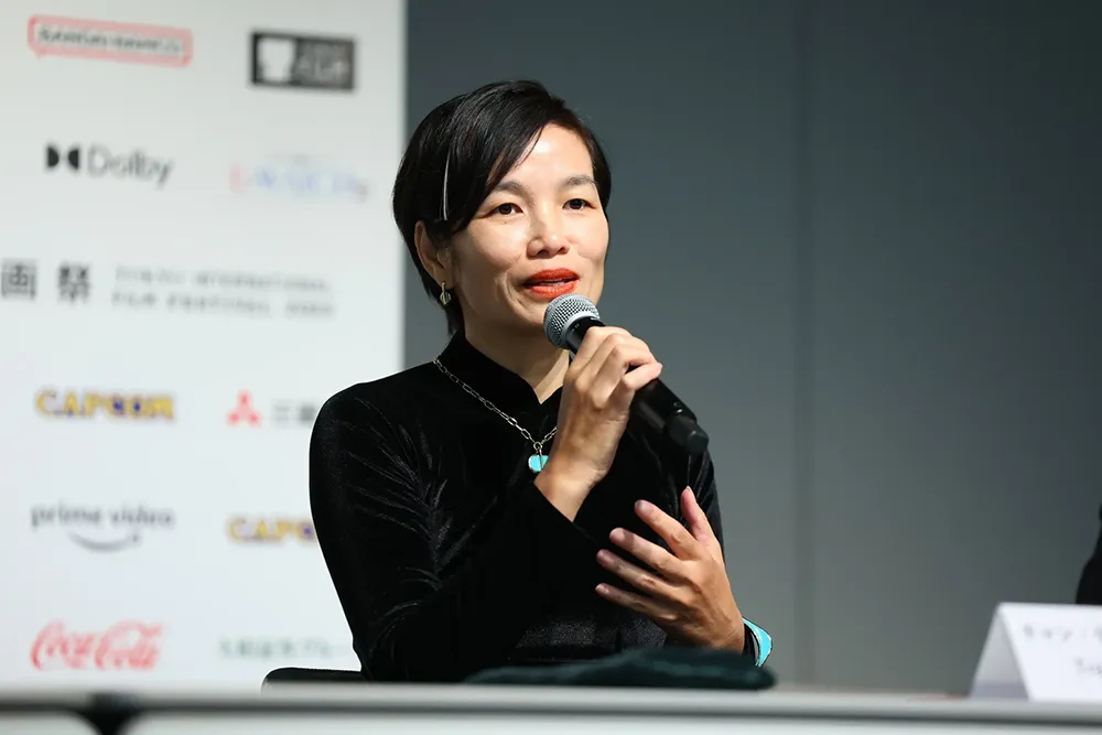 Nhà sản xuất phim Trần Thị Bích Ngọc trong lễ bế mạc LHP Tokyo 2023. Ảnh: TIFF