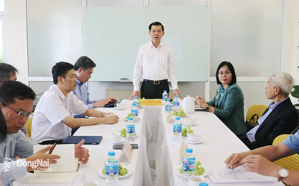 Bí thư Tỉnh ủy Nguyễn Hồng Lĩnh chia sẻ cùng chủ đầu tư dự án Khu công nghiệp Công nghệ cao Long Thành