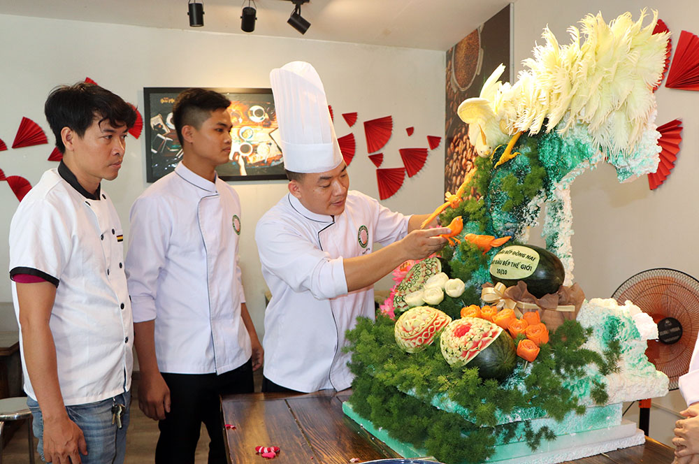Nghệ nhân Phạm Văn Hoàng đang hướng dẫn cho các học viên kỹ thuật tỉa rau củ