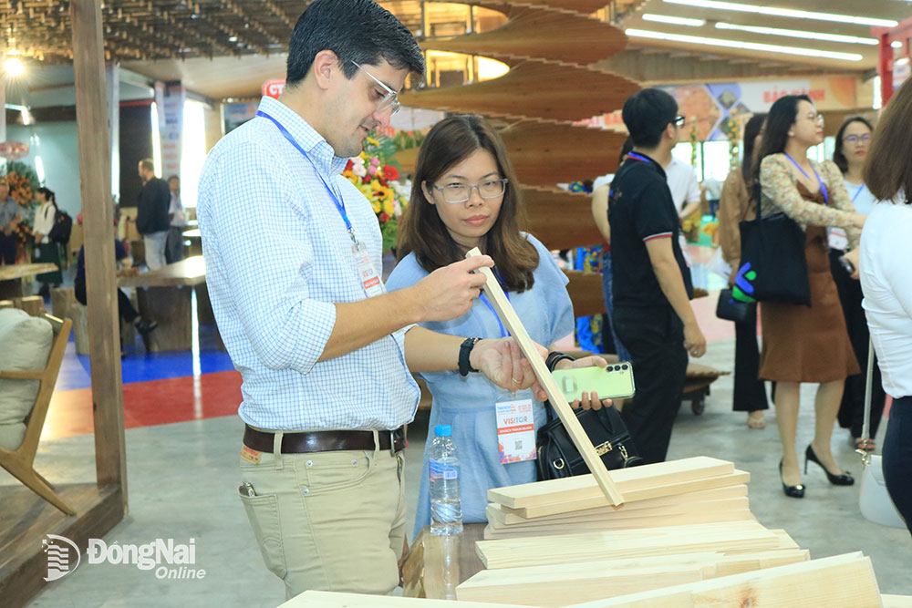Các doanh nghiệp, hội viên của Hiệp hội Gỗ và thủ công mỹ nghệ Đồng Nai tham quan gian hàng gỗ nguyên liệu hợp pháp