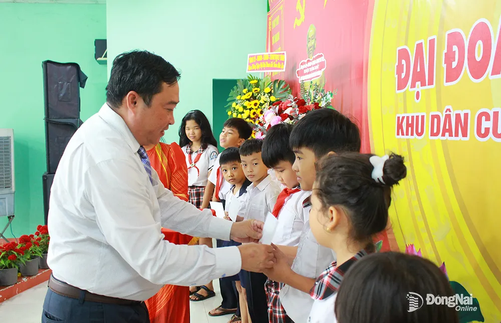 Bí thư Huyện ủy Thống Nhất Nguyễn Hữu Định tặng học bổng cho học sinh tại ngày hội