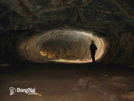 Một đoạn hang hình ống ở hang động núi lửa Định Quán