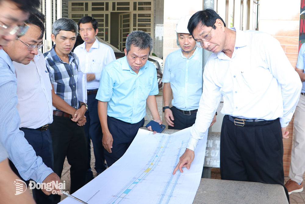 Phó chủ tịch UBND tỉnh Võ Văn Phi (bìa phải) kiểm tra tiến độ công tác giải phóng mặt bằng dự án cao tốc Biên Hòa - Vũng Tàu trong tháng 9-2023. Ảnh: P.Tùng