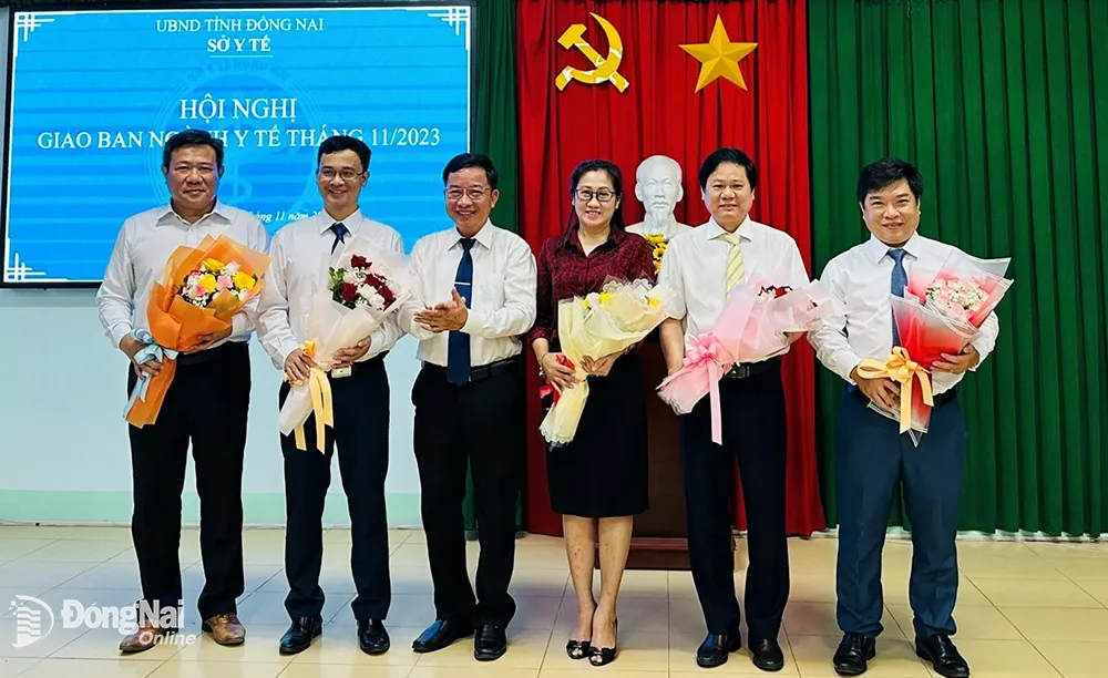 Giám đốc Sở Y tế Lê Quang Trung tặng hoa chúc mừng các cán bộ được bổ nhiệm, điều động