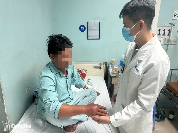 Bác sĩ kiểm tra vết thương của ông Đ. sau vài ngày điều trị tại bệnh viện