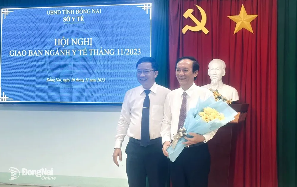 Giám đốc Sở Y tế Lê Quang Trung tặng hoa chúc mừng Phó giám đốc Lưu Văn Dũng