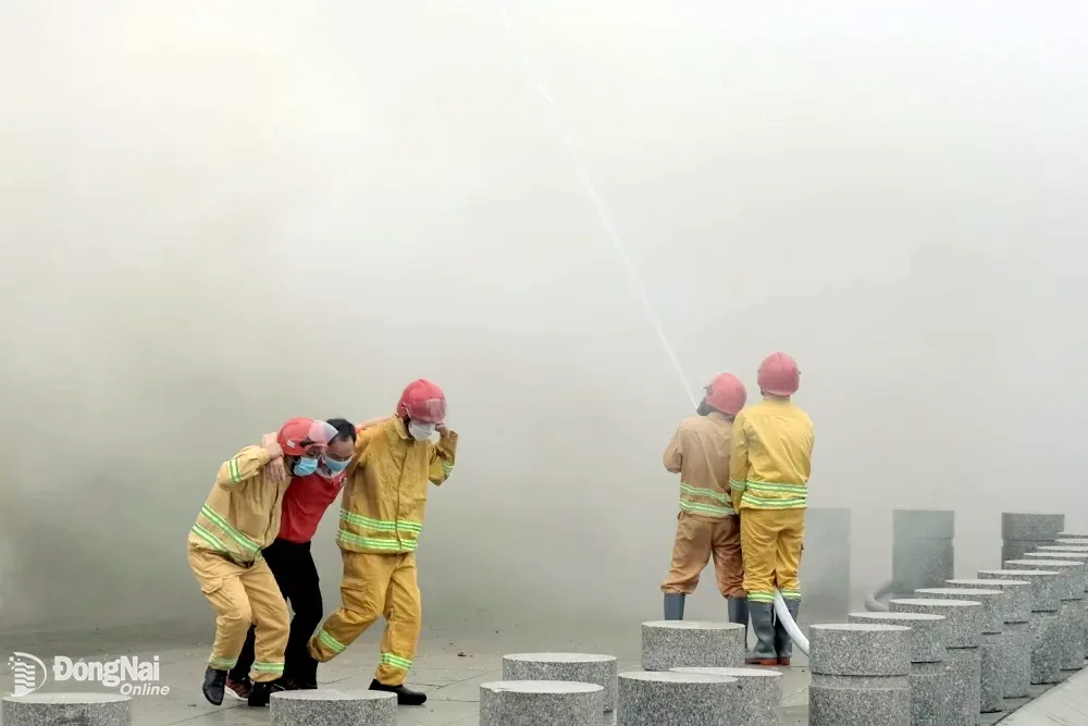 Đội chữa cháy cơ sở của Trung tâm thương mại Lotte Mart Đồng Nai xử lý sự cố cháy giả định. Ảnh: Đăng Tùng