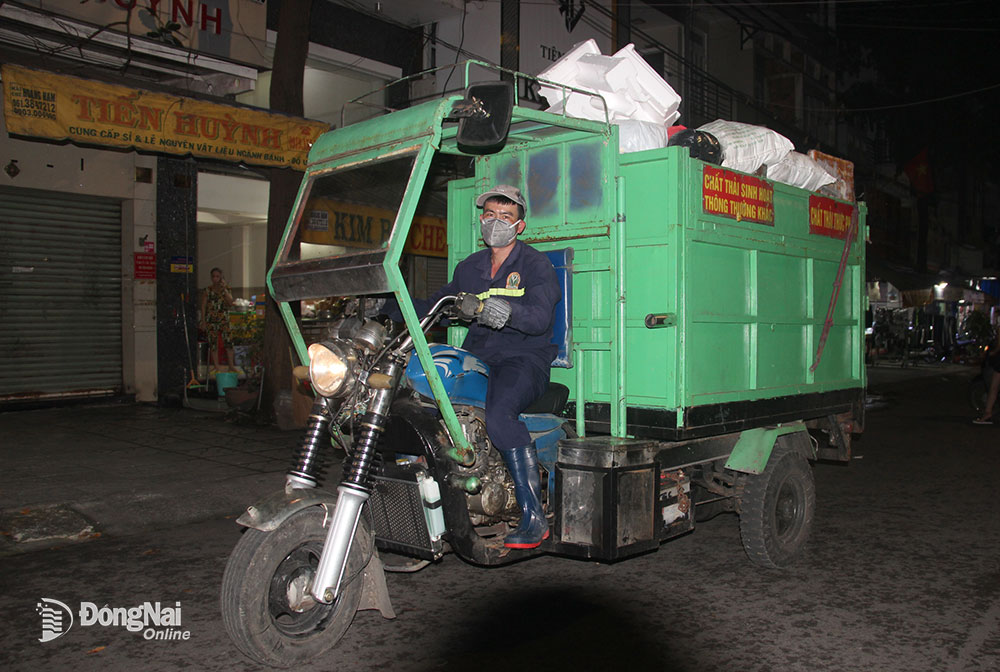 3.  Một công nhân sử dụng xe ba gác máy để gom rác ở khu vực nội ô TP.Biên Hòa
