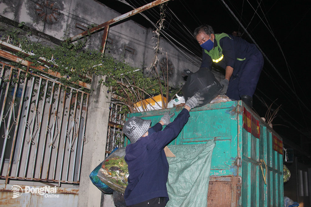 5.  Kể từ khi chuyển sang khung giờ mới, hàng đêm, vợ chồng ông Nguyễn Anh Phương vẫn đều đặn thu gom rác trong các đường hẻm ở khu vực P.Quyết Thắng (TP.Biên Hòa)