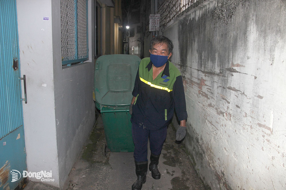 6.  Để gom rác trong những con hẻm nhỏ, ông Nguyễn Anh Phương phải dùng thùng nhựa để kéo rác ra xe