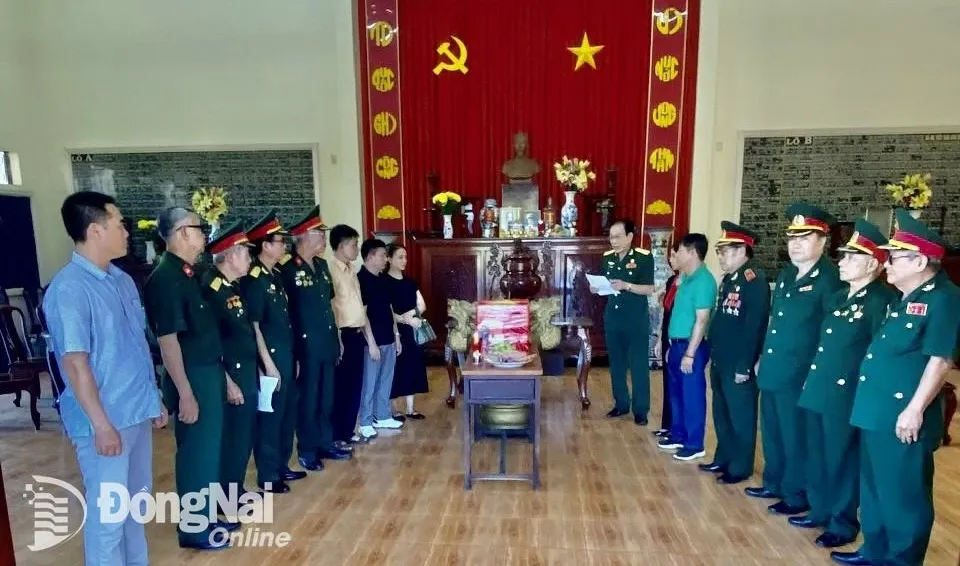 Các đại biểu làm thủ tục đưa tiễn hài cốt liệt sĩ Đào Trung Nhẫn về quê hương Điện Biên