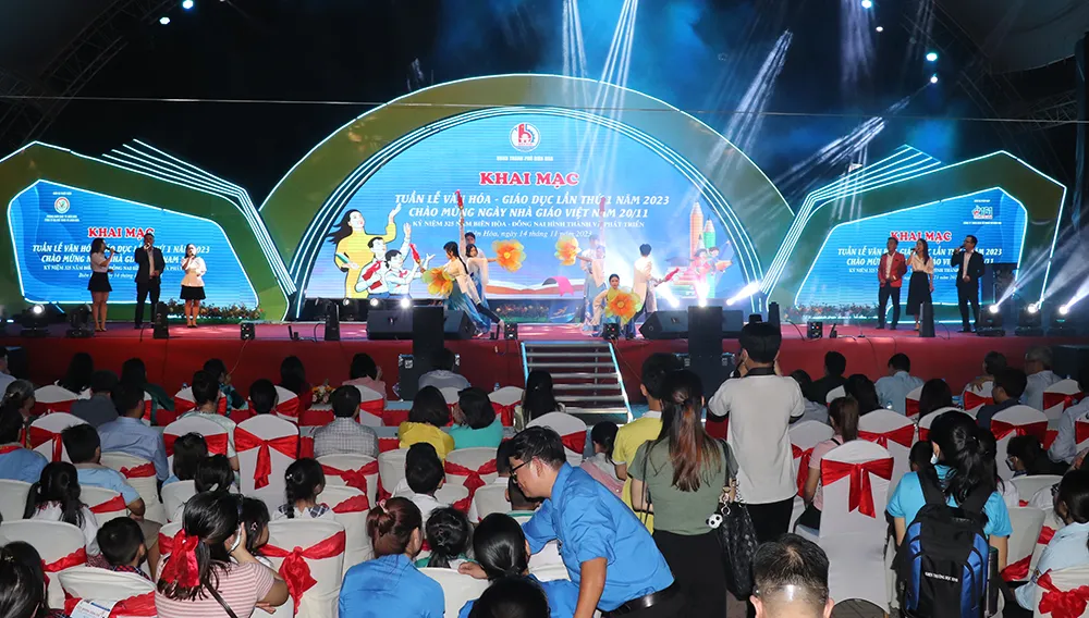  Không khí sôi động trong lễ khai mạc Tuần lễ Văn hóa - giáo dục lần thứ nhất tại công viên Biên Hùng vào tối 14-11