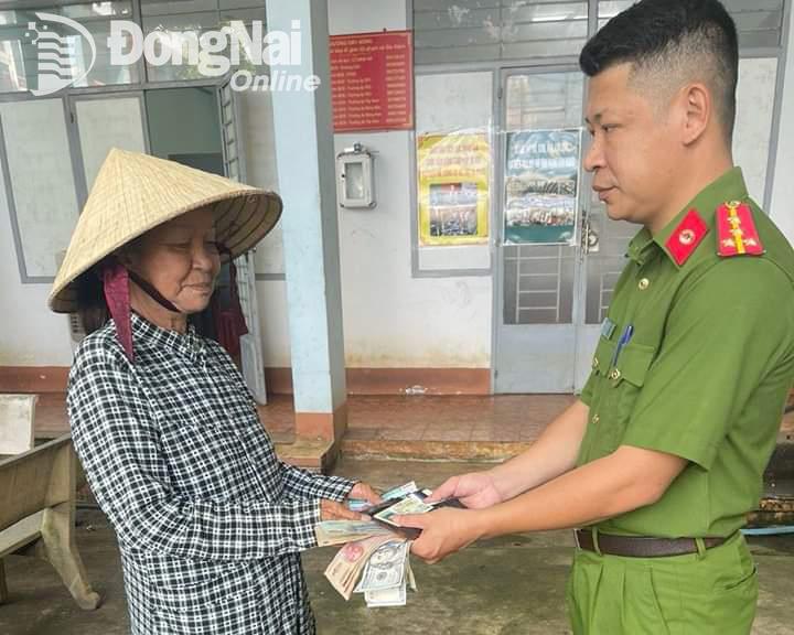 Bà Đinh Thị Hoa trao lại chiếc ví cho lực lượng Công an xã Gia Kiệm
