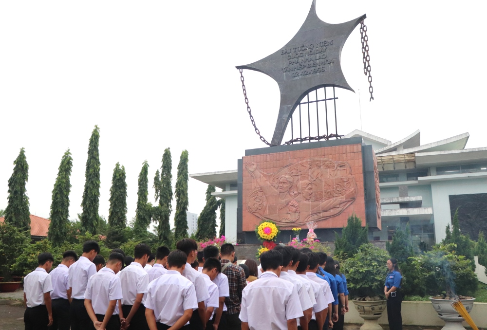 Dâng hương tưởng nhớ các liệt sĩ cách mạng tại Nhà lao Tân Hiệp