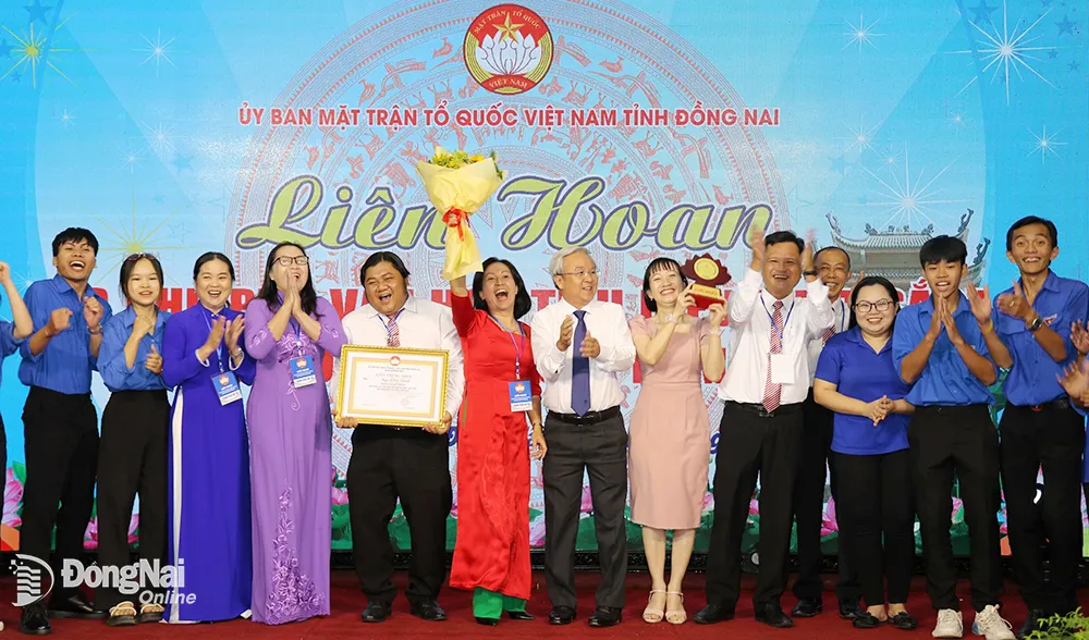 Chủ tịch Ủy ban MTTQ Việt Nam tỉnh Cao Văn Quang trao giải nhất liên hoan cho đội thi đến từ H.Long Thành