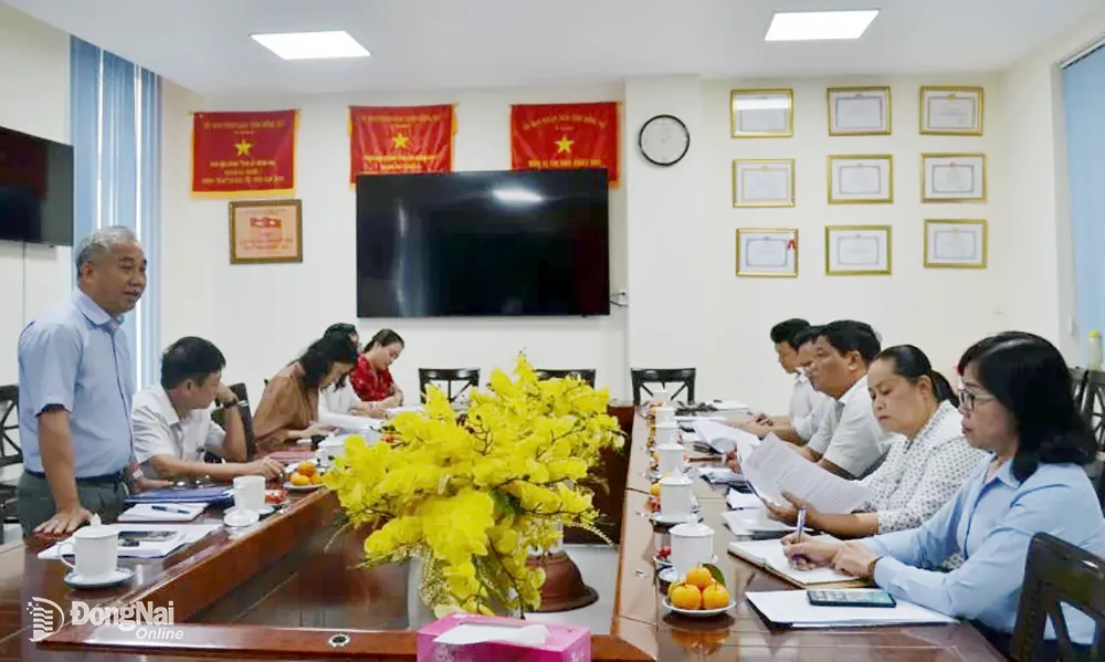 Phó bí thư Chi bộ Ban Nội chính Tỉnh ủy Lê Ngọc Minh trao đổi những kết quả mà đơn vị thực hiện trong năm 2023.