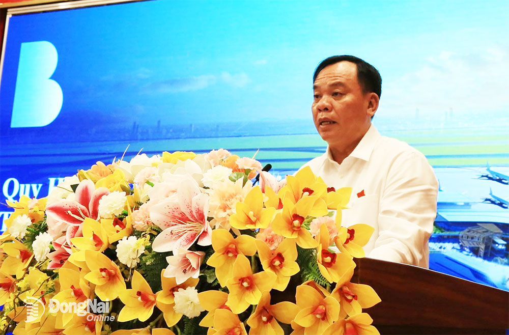 Quyền Chủ tịch UBND tỉnh Võ Tấn Đức trình bày tờ trình Dự thảo Quy hoạch tỉnh Đồng Nai đến năm 2030, tầm nhìn đến năm 2030