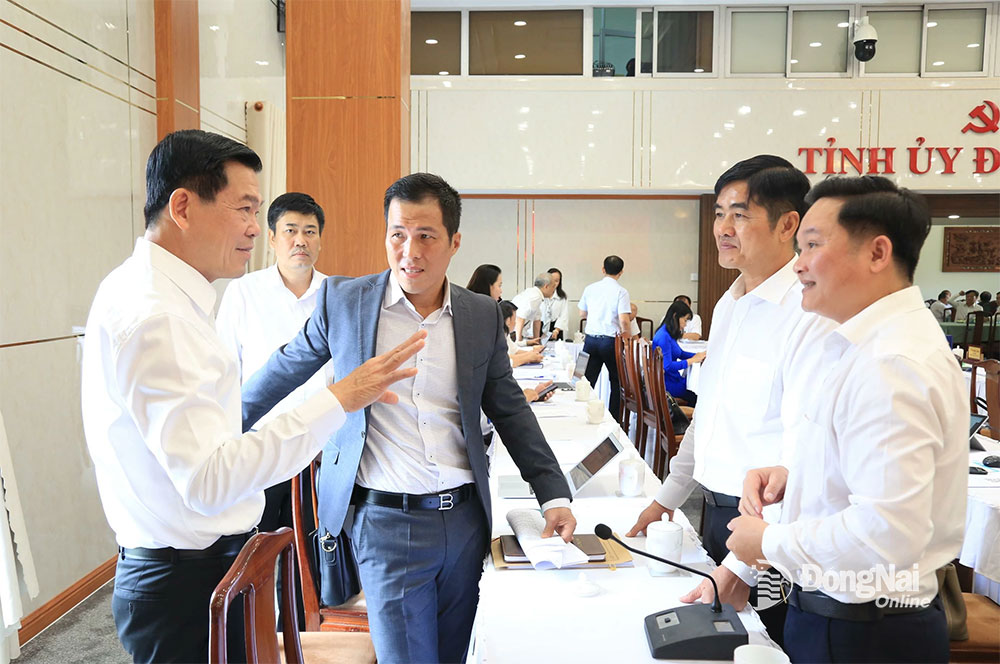 Bí thư Tỉnh ủy Nguyễn Hồng Lĩnh trao đổi với lãnh đạo các sở ngành và đại diện đơn vị tư vấn quy hoạch