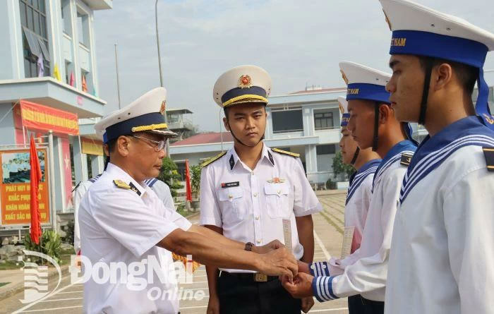 Đại tá Trịnh Văn Long, Chỉ huy trưởng đơn vị trao quyết định công nhận hoàn thành khóa đào tạo các học viên