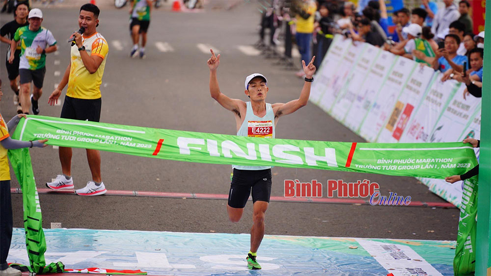 Đại sứ Hoàng Nguyên Thanh vô địch với thành tích 2h33’44’’ ở cự ly 42km nam chuyên nghiệp
