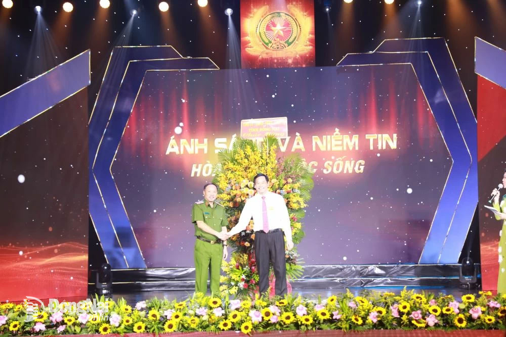 Phó chủ tịch UBND tỉnh Võ Văn Phi đại diện tặng hoa chúc mừng chương trình
