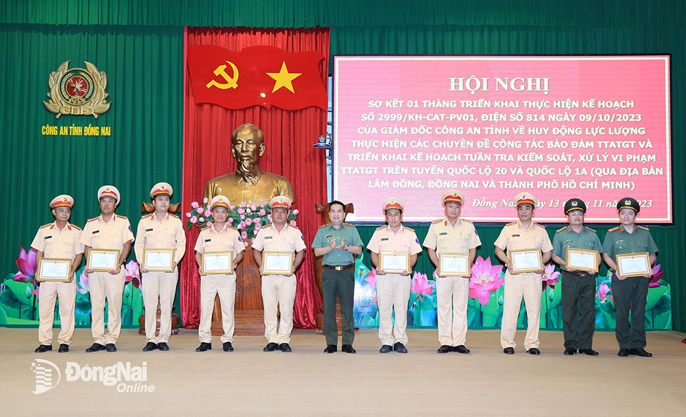 Đồng chí Thiếu tướng Nguyễn Sỹ Quang, UVBTV Tỉnh uỷ, Giám đốc Công an tỉnh trao Giấy khen cho các tập thể, cá nhân có thành tích xuất sắc trong công tác đảm bảo TTATGT.
